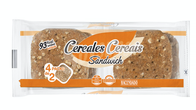 Ensalada de lechuga y tomate con hamburguesa de pollo y pavo con 1 sandwichs de pan thins.